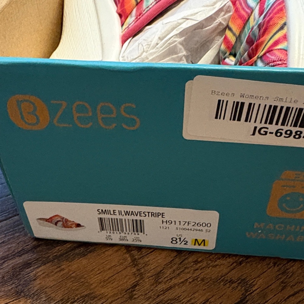 Bzees Women's Colorful Striped sandals new with box! - Picture 8 of 8